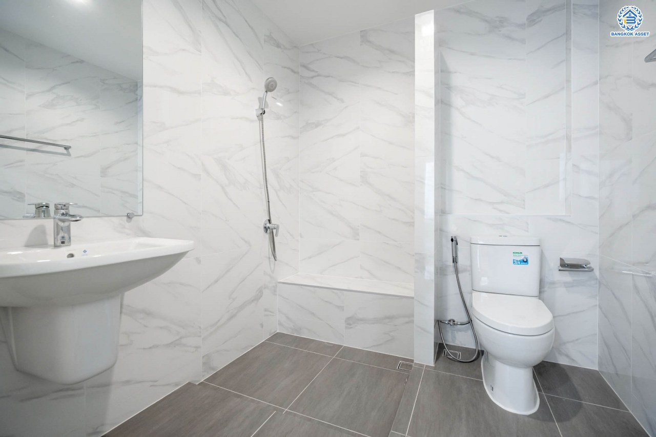 บ้านมือสองตกแต่งใหม่ โครงการ เพอร์เฟคมาสเตอร์พีซ รัตนาธิเบศร์ หลังใหญ่กว่า 91.4 ตร.ว. ฟังก์ชัน 3 ห้องนอน 5 ห้องน้ำ 1 ห้องแม่บ้าน จอดรถได้ 2 คัน พร้อมบรรยากาศโครงการสุด Luxury บนทำเลเชื่อมต่อทุกการเดินทาง ใกล้รถไฟฟ้าสายสีม่วง "สถานีไทรม้า" และจุดขึ้นทางด่วน "งามวงศ์วาน"